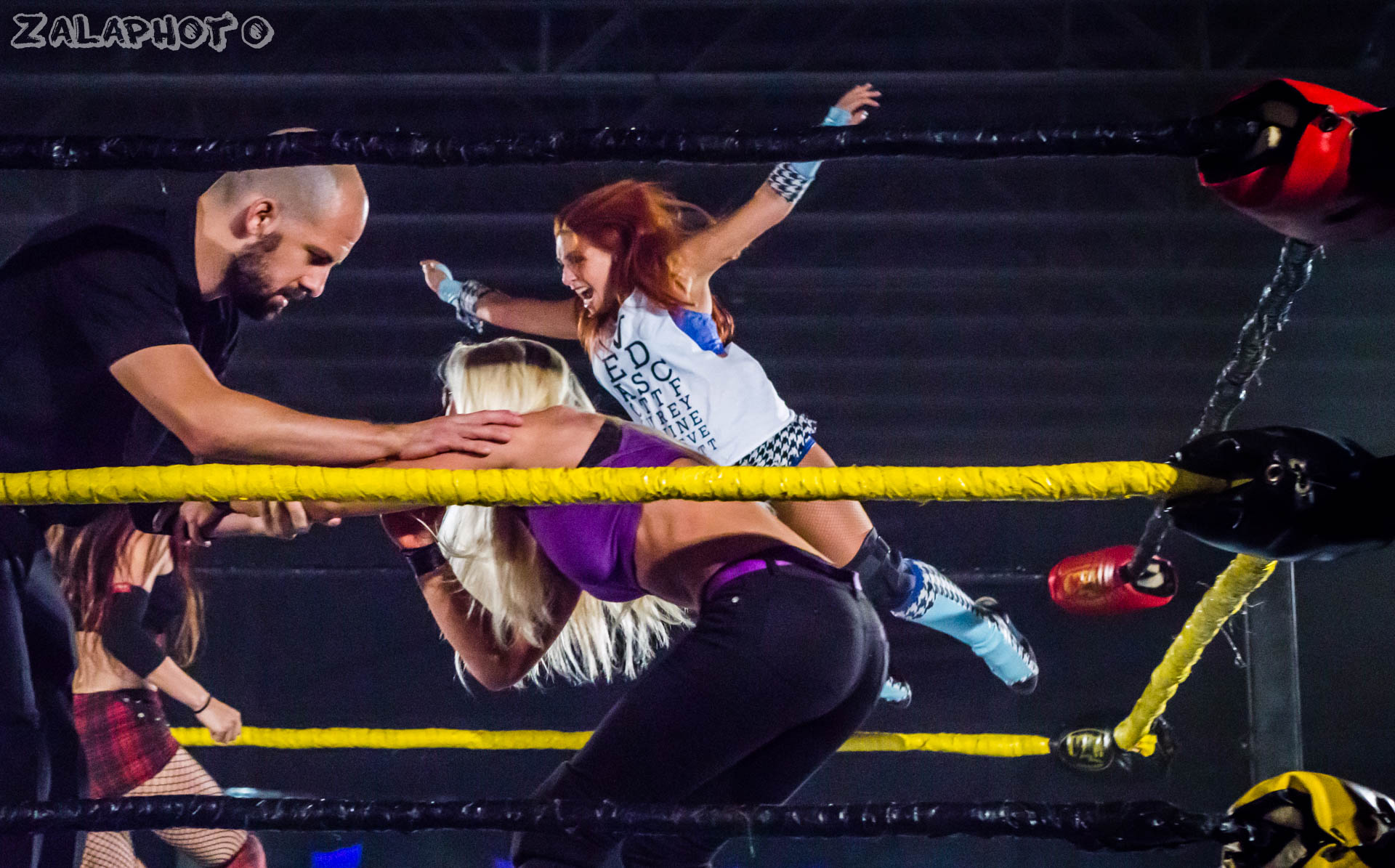Zalaphoto Wrestling Photography » Veda Scott dive off top rope